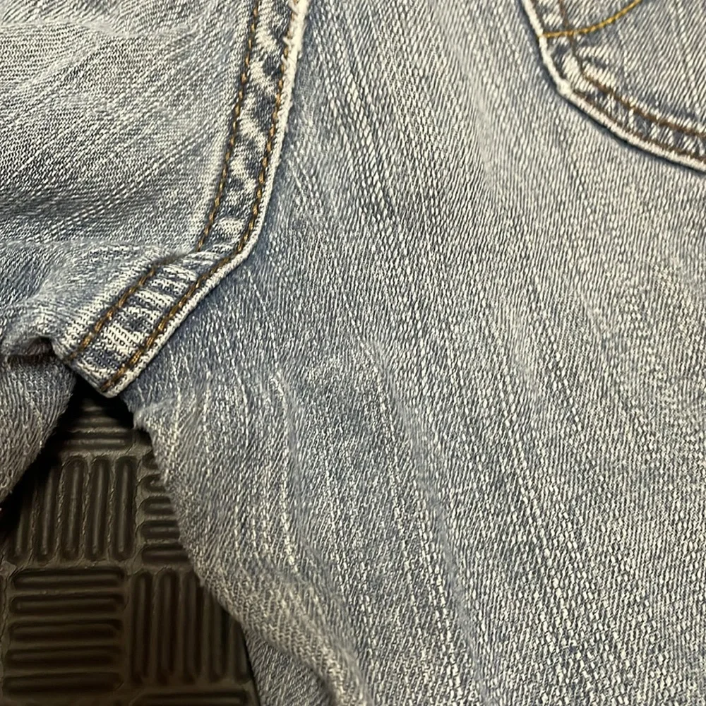 DKNY light wash denim blue jeans shorts size 8 p with cuffed bottoms